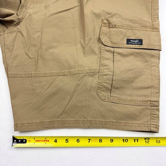 Wrangler Men's Relaxed Fit Low Stretch Brown Cargo Shorts Size 48 Inseam 10" NWT - Picture 10 of 11